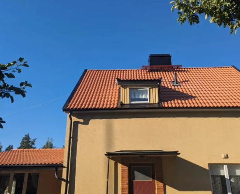 Takläggning med tegelröda betongpannor i Linköping