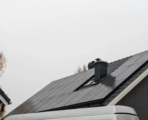 Tidigare takläggning med solceller i Mantorp i Mjölby