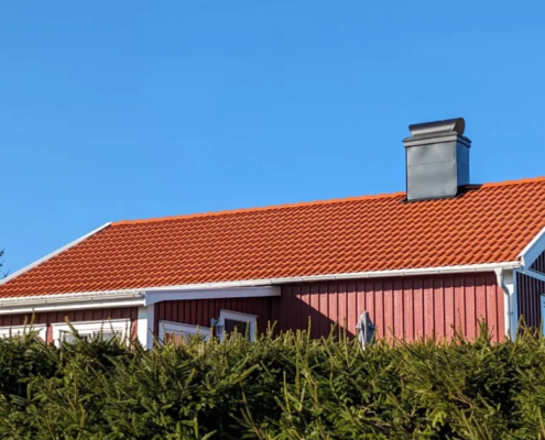Tidigare takläggning med tegelröda betongpannor i Väderstad i Mjölby