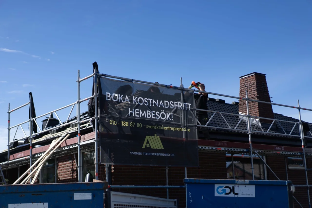 Pågående takläggning med banner "boka kostnadsfritt hembesök"