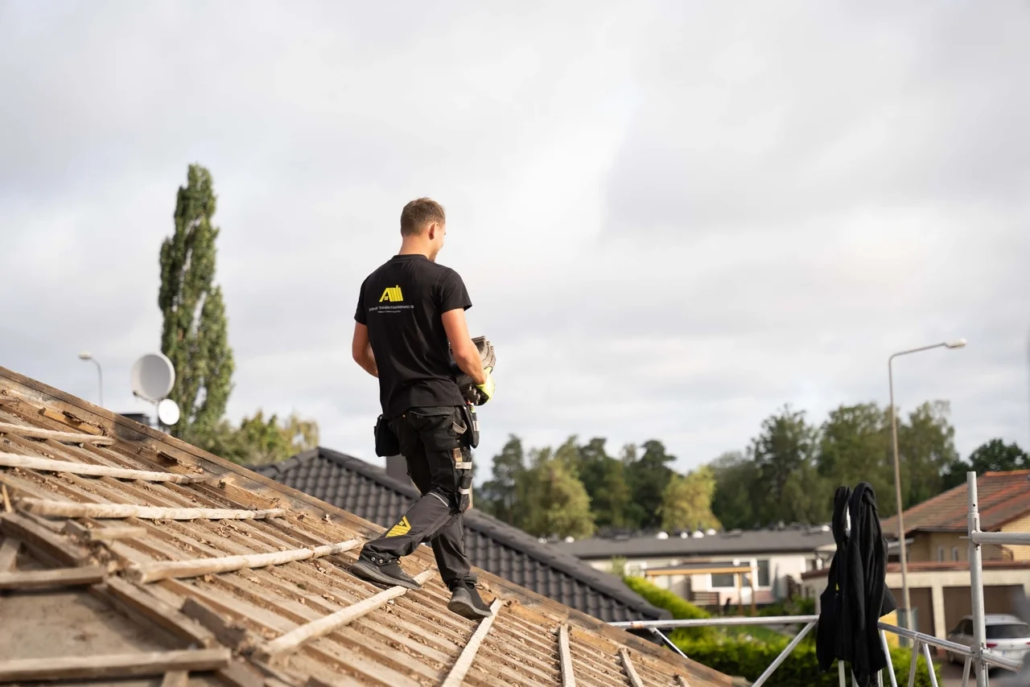 nedmontering av gammalt tak i Helsingborg